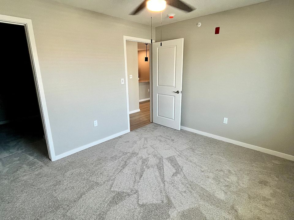 Bedroom/Spacious Closet