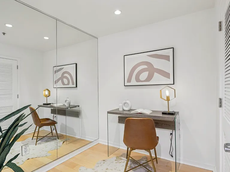 250 King St #1602 — Photo 3