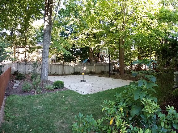 5th image of 208 Woodedge Cir W