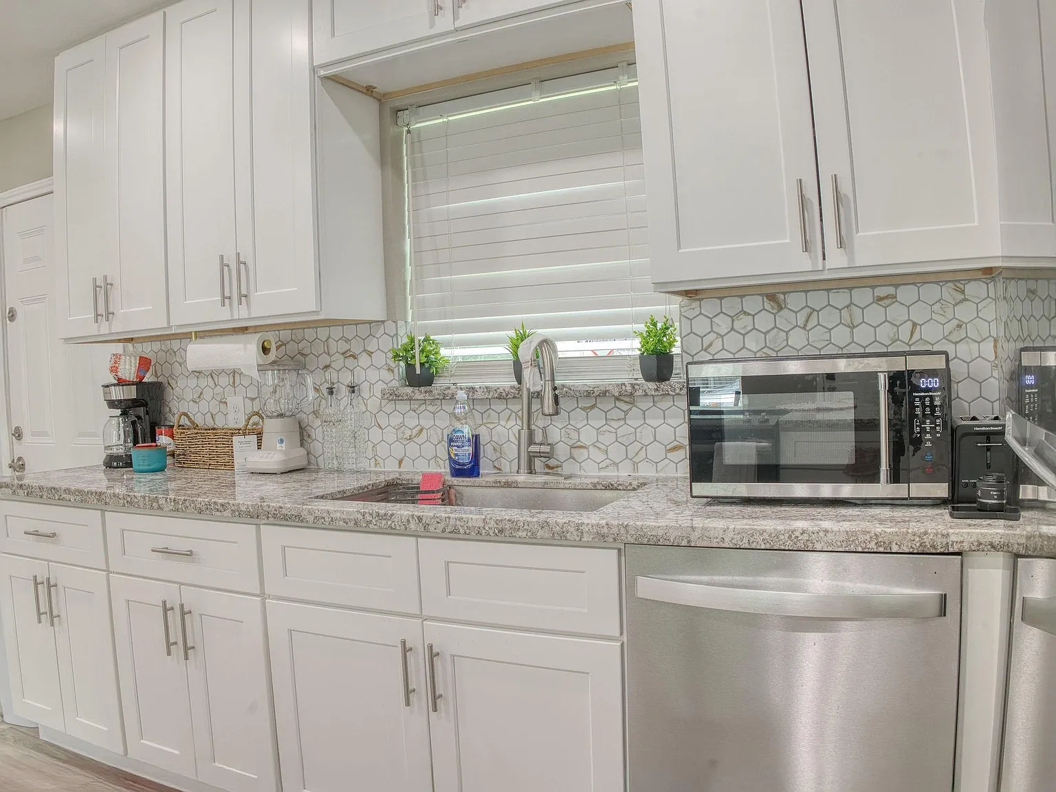 3 bed, 2.0 bath, 1273 sqft, $1,995 — Photo 4