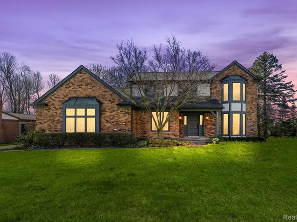 306 Eckford Ct, Troy, MI 48085