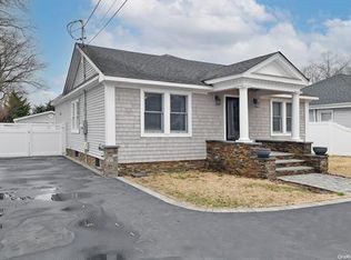 1046 Sullivan St, Bay Shore, NY 11706