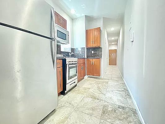 4th image of 686 Lincoln Pl #8
