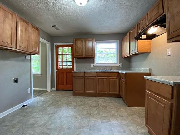 3rd image of 1675 Villa Dr