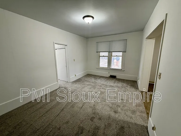 734 W 10th St #2 — Photo 3