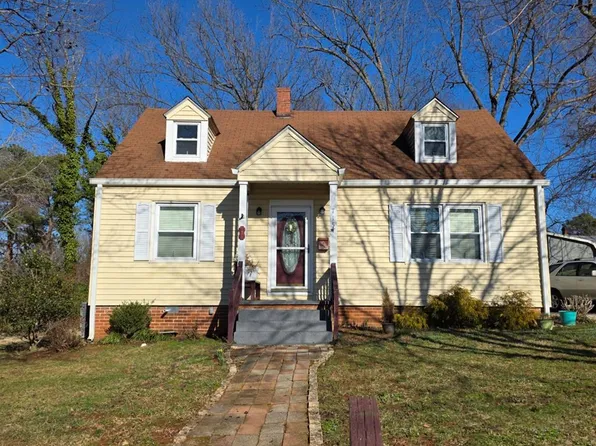 715 Grove Ave, Chase City, VA 23924