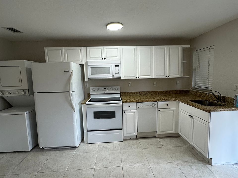 1st image of 700 SW 15th Ave APT 6