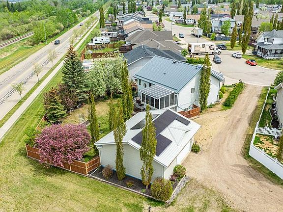 3rd image of 25 E Fern Glade Cres