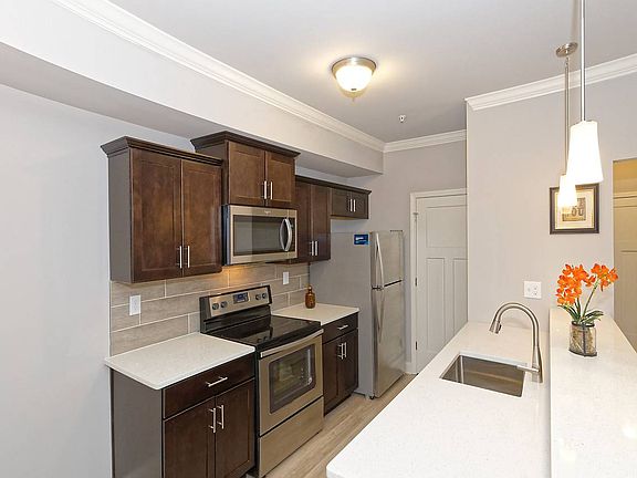 4th image of 2594 Western Ave #1103