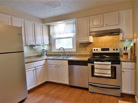 3rd image of 544 Willow Dr SE