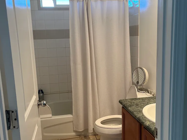 Upstairs full bathroom with tub