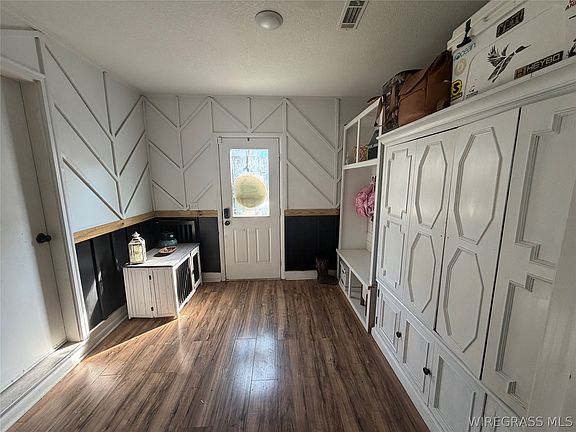 2nd image of 104 Navaho Dr