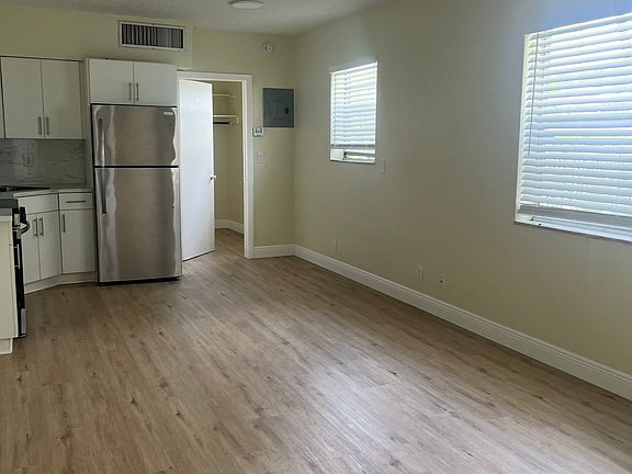 3rd image of 615 NE 8th St APT 10