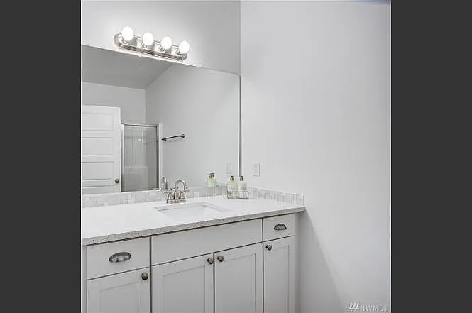 4 bed, 1900 sqft, $2,740 — Photo 4