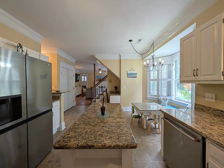 1920 Oak Tree Ln — Photo 12