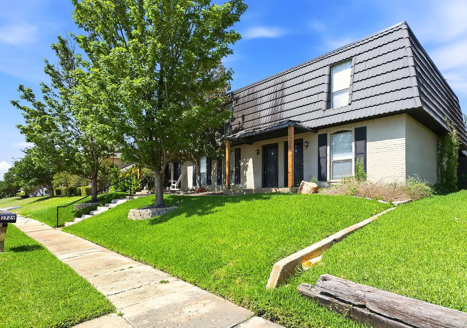 2729 Hurstview Drive — Photo 1