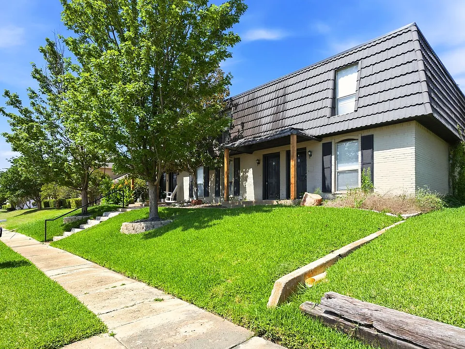 2729 Hurstview Dr