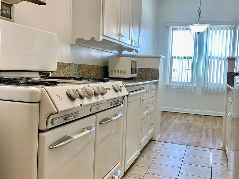 369 N Spaulding Ave — Photo 5