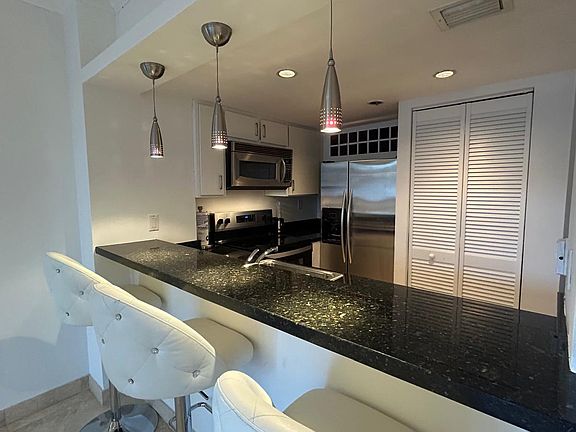 3rd image of 540 Brickell Key Dr APT 512