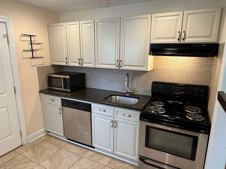 421 W Kingston Ave — Photo 6