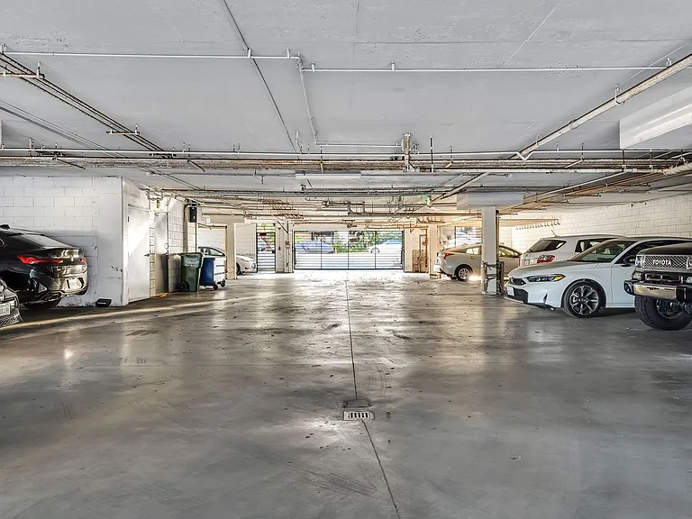 2050 S Bentley Ave — Photo 8