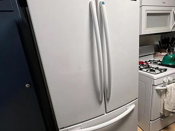 Kitchen. Oven, Microwave, Fridge, included. 1 bedroom apartment, Plummer Park, West Hollywood