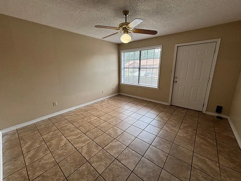 72 Crystal Dr — Photo 2