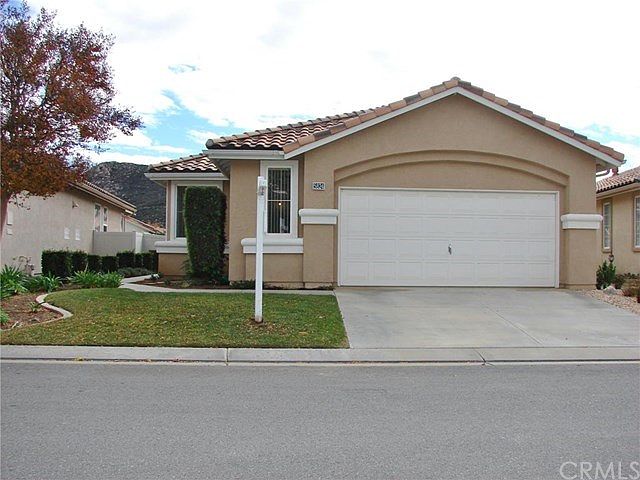 YOUR NEXT HOME OFFERS SO MUCH, DIRECT GARAGE ACCESS STRAIGHT INTO YOUR KITCHEN. TILED ROOF, STUCCO SIDE CONSTRUCTION AND DUAL PANE WINDOWS ALL MAKE FOR BUDGET FRIENDLY UTILITY BILLS.
