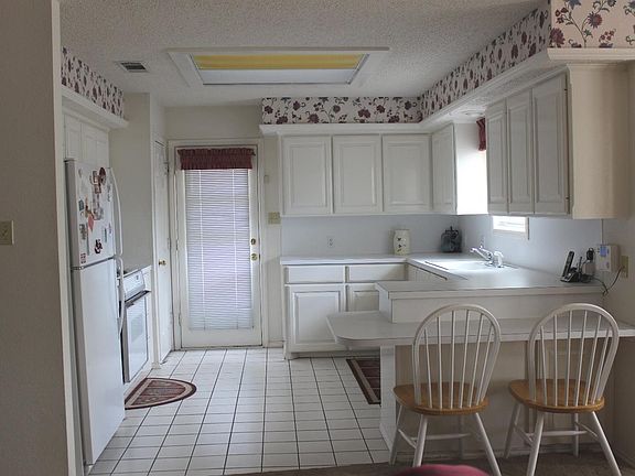 4th image of 605 Poplar St