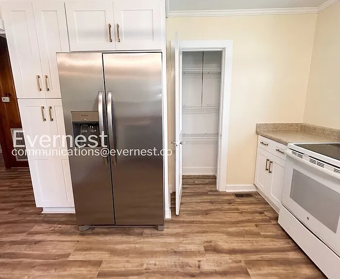 433 Holt Ave — Photo 5