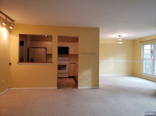 559 Ridge Ln, Fort Lee, NJ 07024