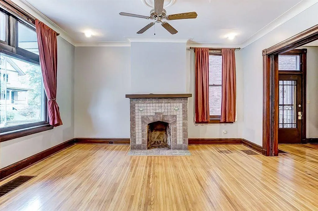 6 bed, 2.5 bath, 2710 sqft, $5,160 — Photo 4
