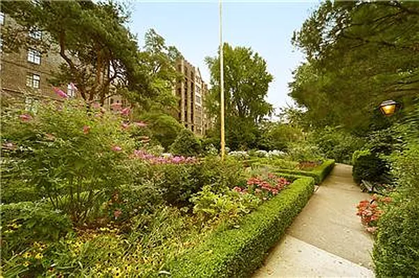 Sold by R New York | media 6