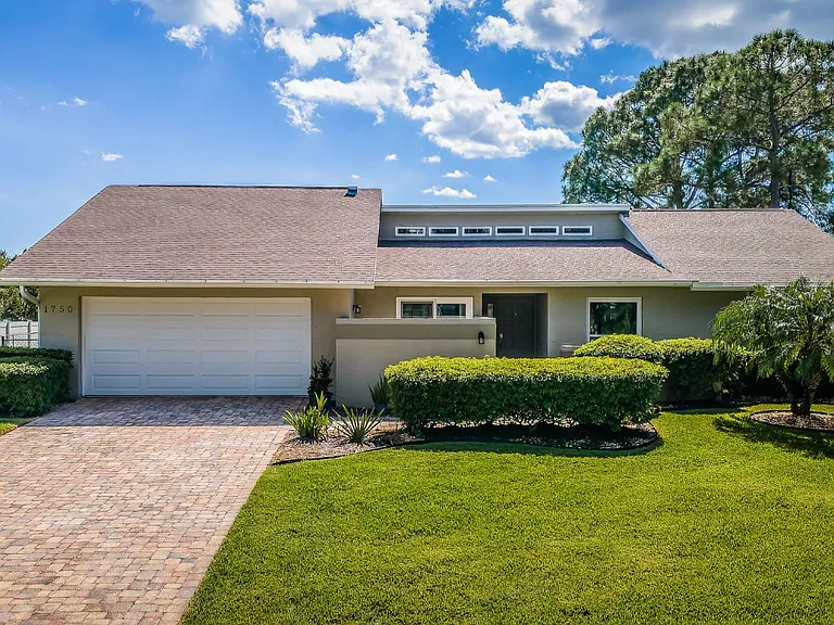 1750 74th Cir NE — Photo 1
