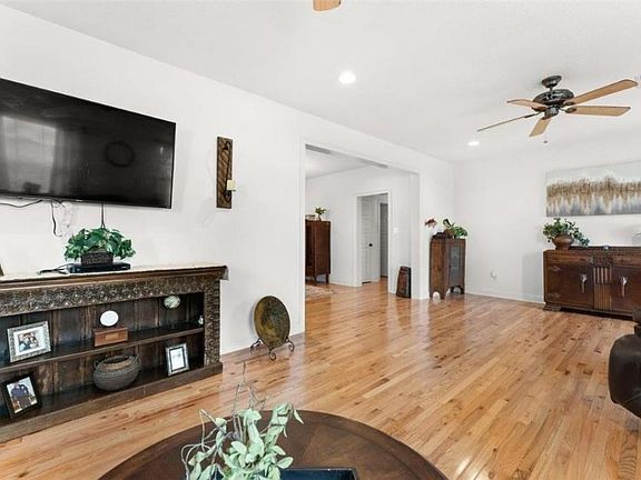 4th image of 815 10th St