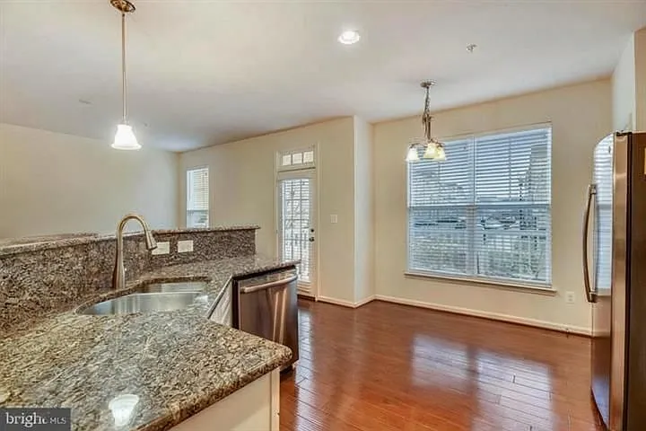 42243 Canary Grass Sq — Photo 6