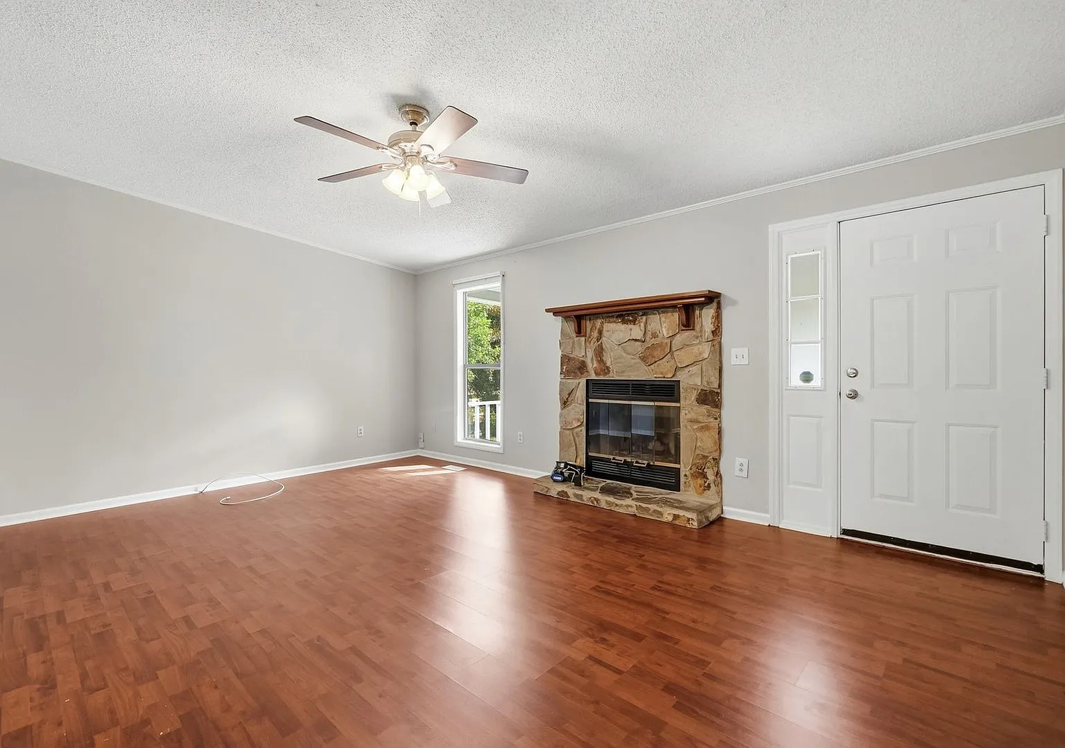 Move-in Ready 3 Bedroom Ranch Home in University Area — Photo 4