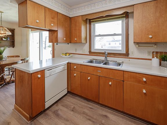 4th image of 745 Woodlark St