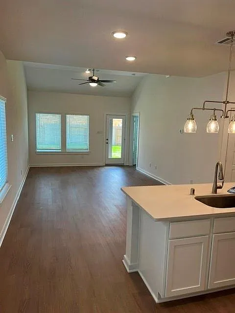 4 bed, 2.5 bath, 2139 sqft, $2,450 — Photo 4