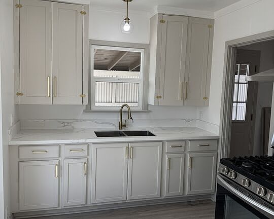 4th image of 734 W Heil Ave