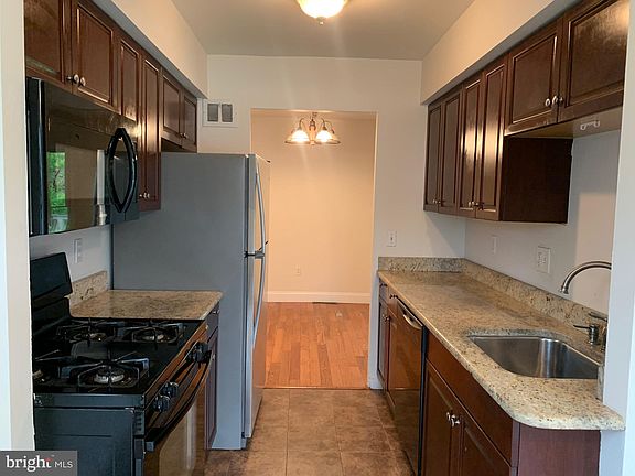 5th image of 126 Hilldale Ct