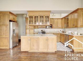 646 N Damen Ave #2F, Chicago, IL 60622