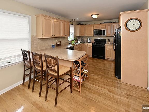 3rd image of 253 Madison Ave #1