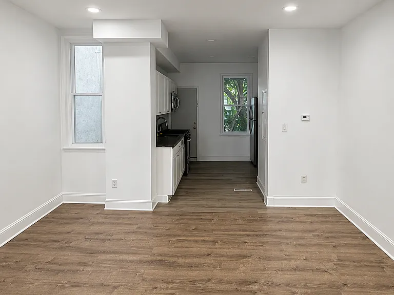 125 N Sickels St — Photo 2