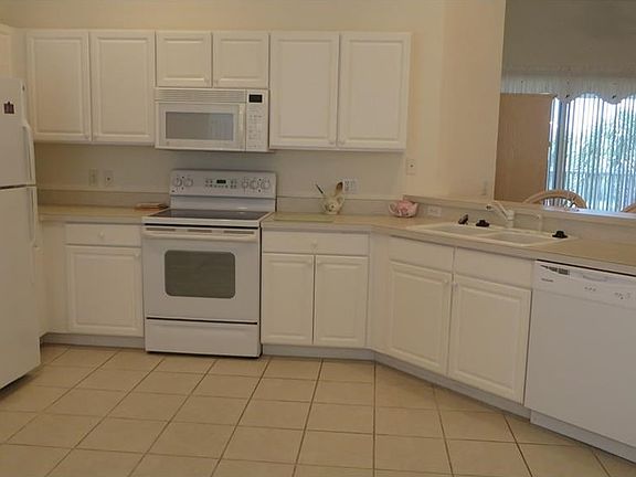 Bright windowed Eat-In Kitchen with all appliances.