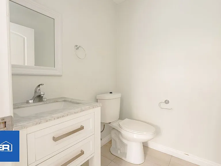 2722 E Cincinnati St — Photo 22