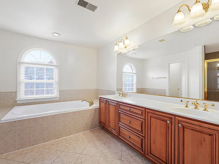 7720 Spoleto Ln — Photo 33