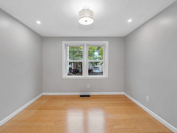 5th image of 1541 Middlesex St APT 28