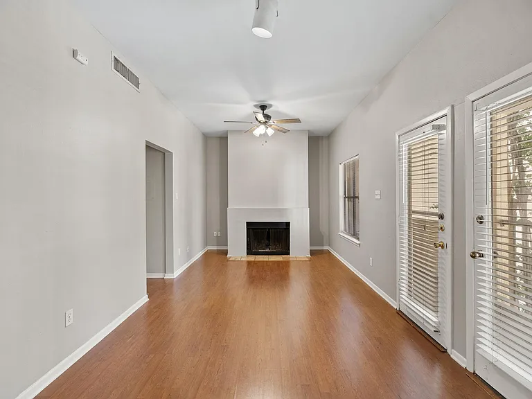 712 Graham Pl #203 — Photo 5