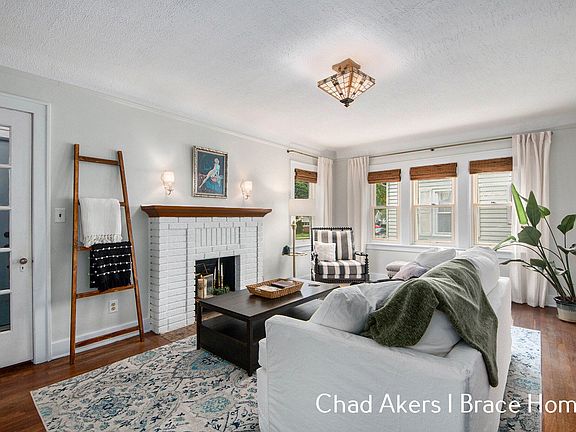 4th image of 2039 Duiker Ave NE